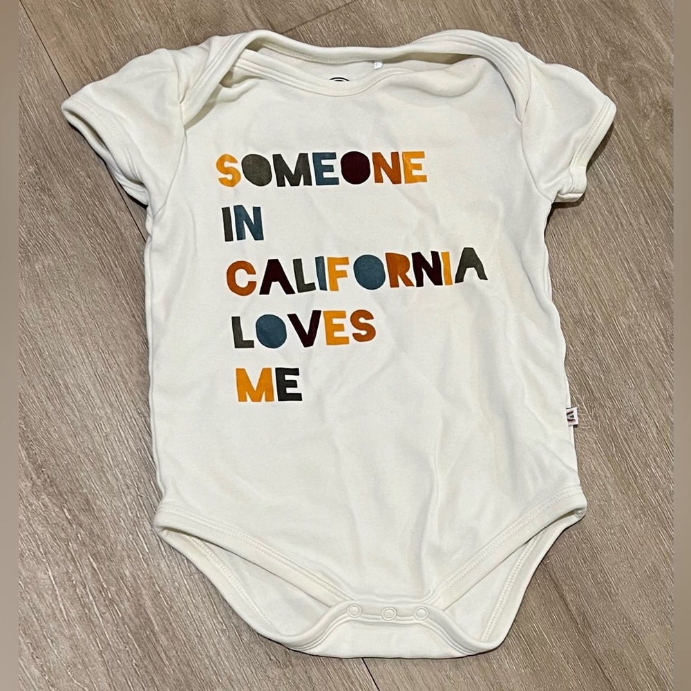 Emerson & Friends “Someone in California Loves Me” cream onesie- size 12-18 mo